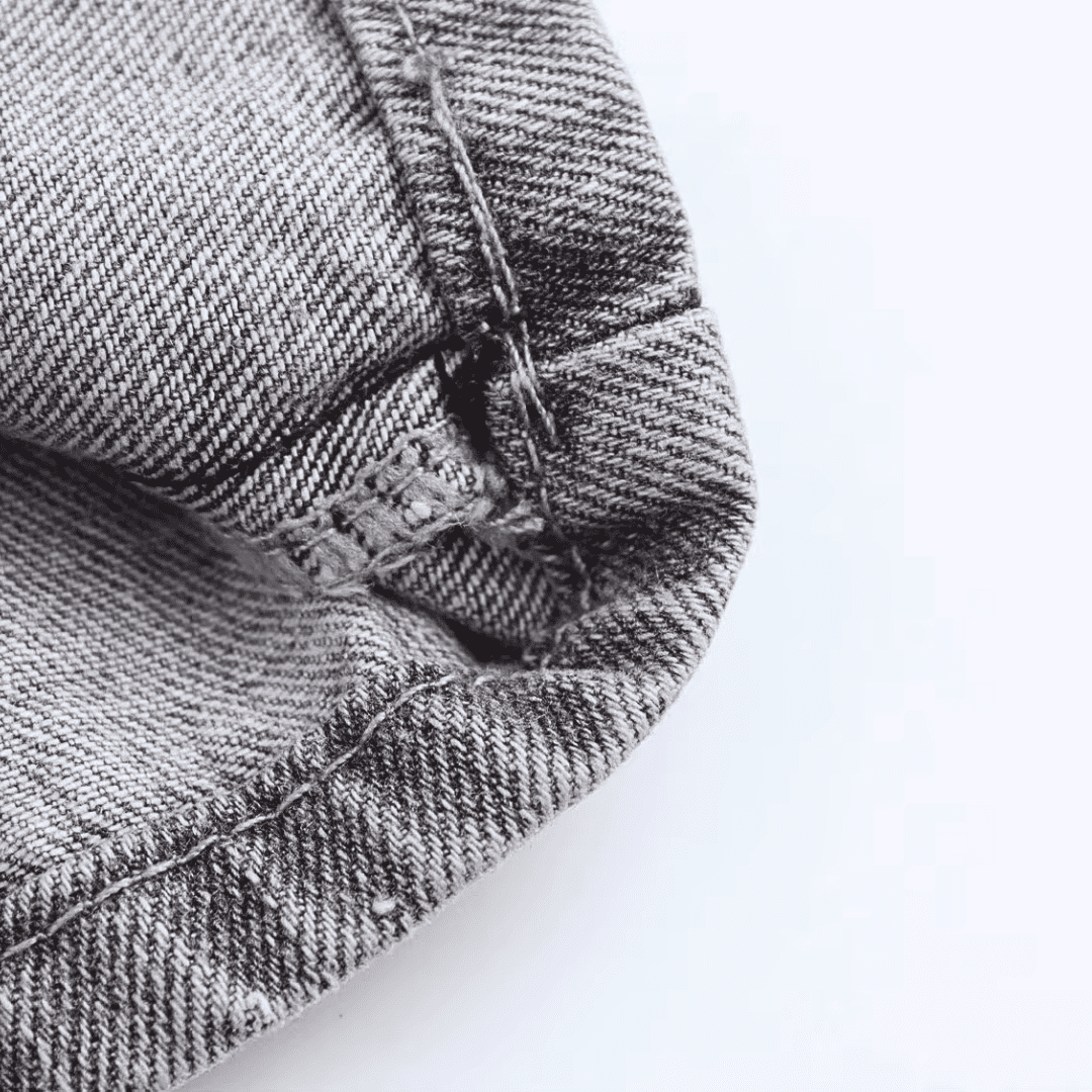 Asymmetrische Jeans mit gekreuztem Bund und weitem Bein