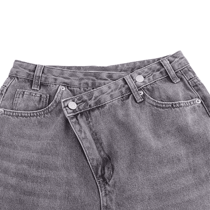 Asymmetrische Jeans mit gekreuztem Bund und weitem Bein