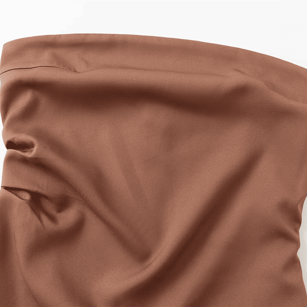 Klassisches trägerloses Etuikleid