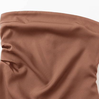 Klassisches trägerloses Etuikleid